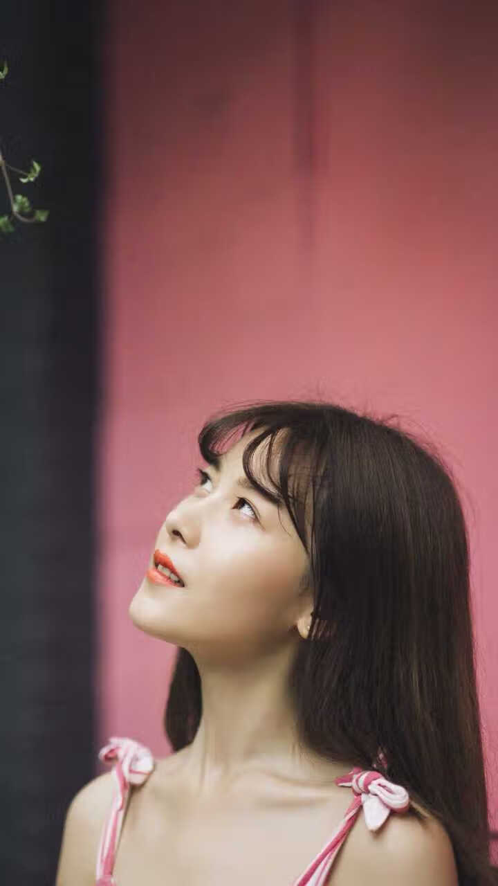 随机球员场上拼抢积极展现良好身体对抗能力与防守覆盖范围，积极拼抢前场篮板球是防守快攻的方法之一