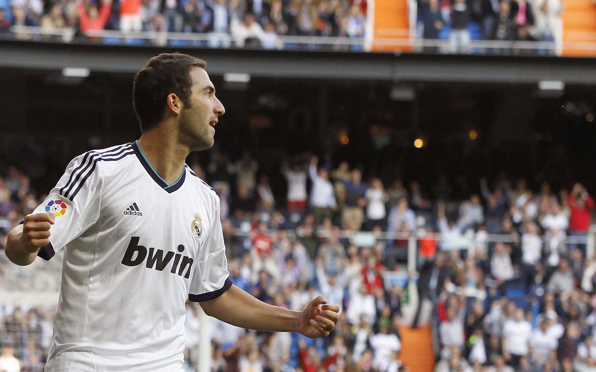 爱游戏在线娱乐官网-拜仁3-2多特，莱万梅开二度助力，拜仁5-1狂胜 莱万梅开二度